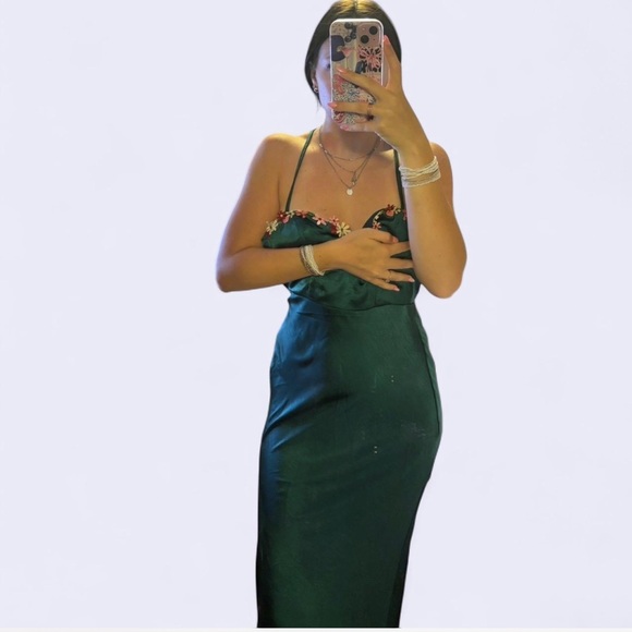 Elegant Green Satin Dress - Picture 2 of 7